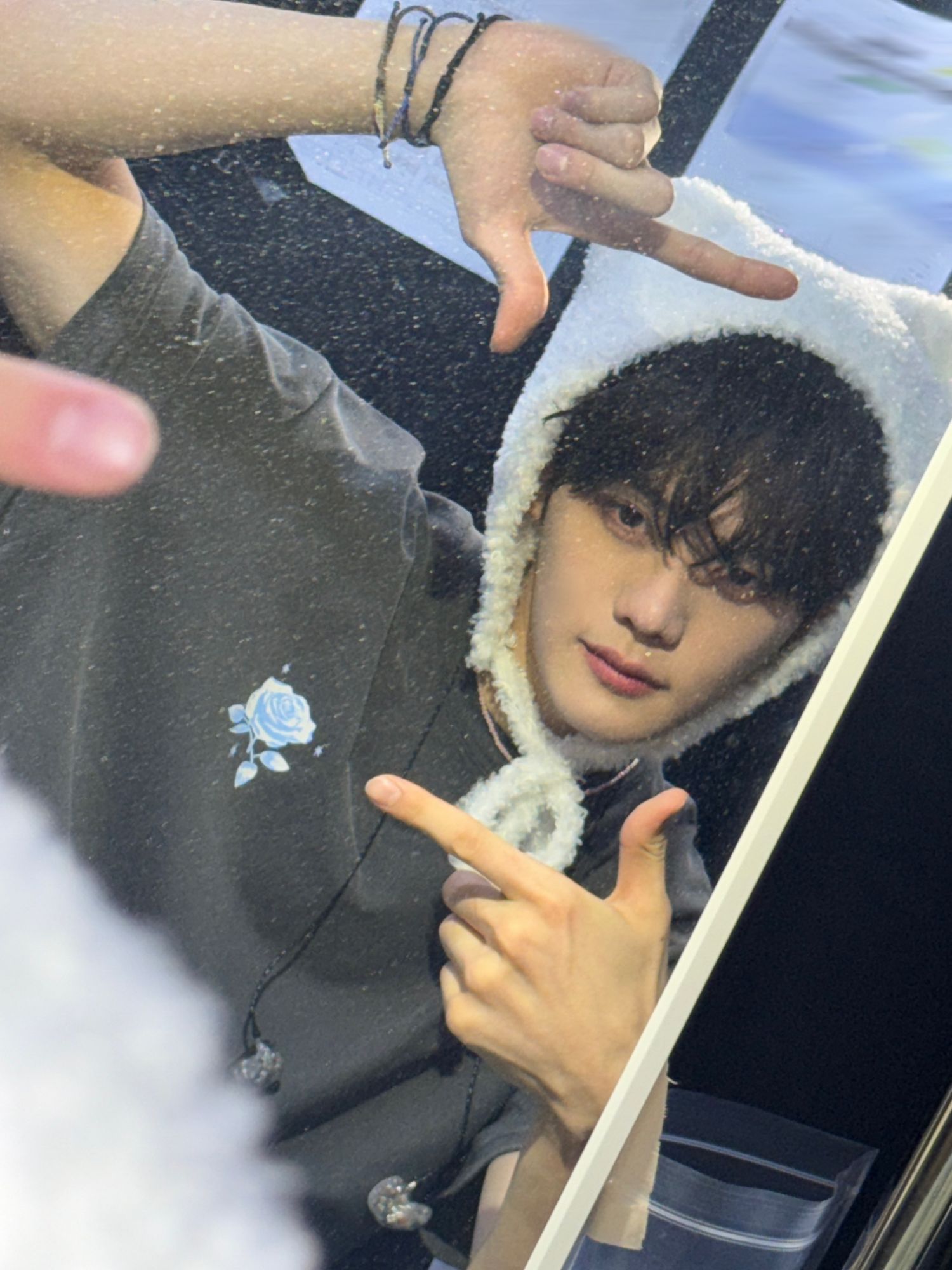 A moment captured by Kim Gyuvin (ZEROBASEONE)'s fan