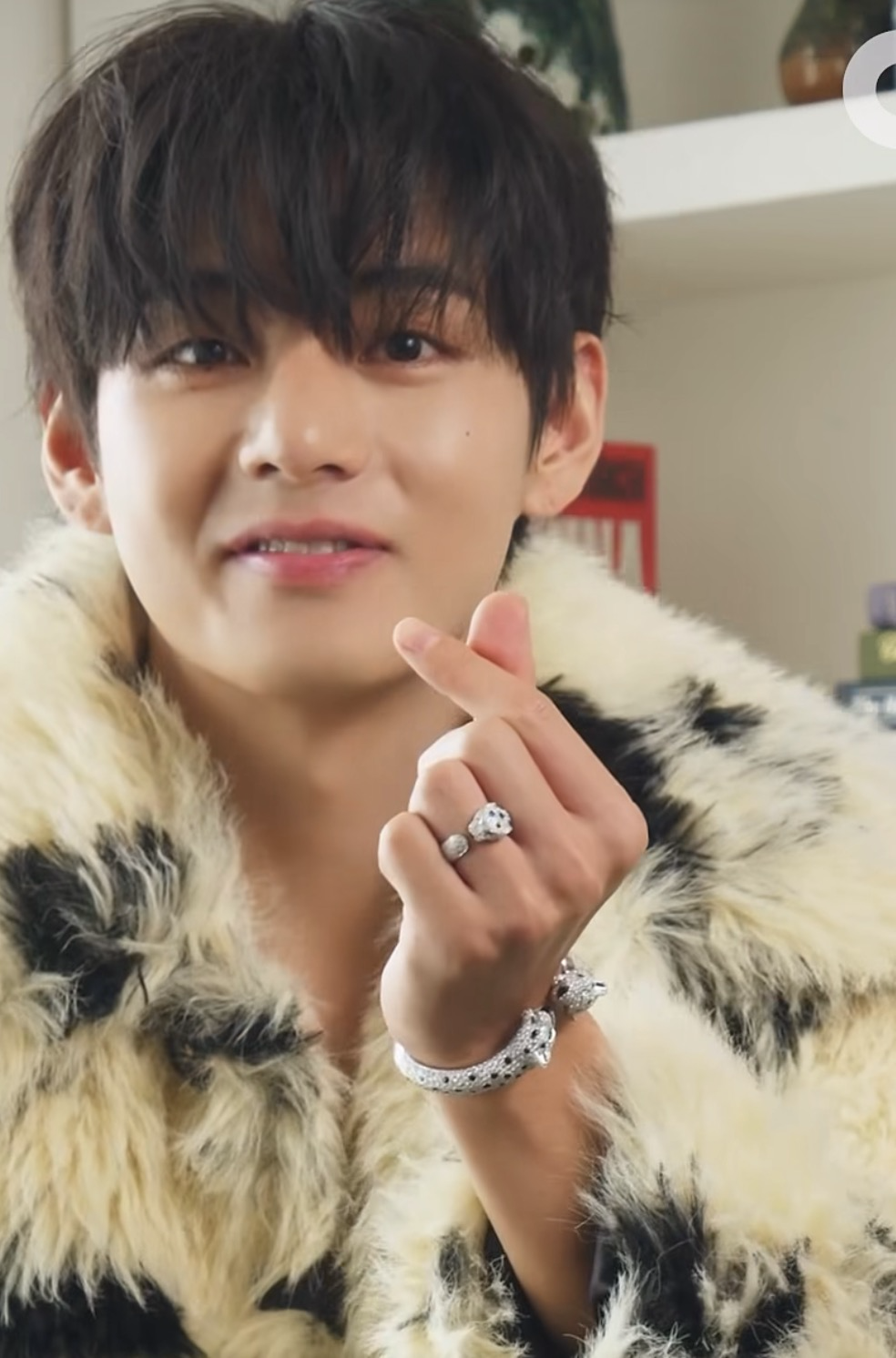 뷔 (방탄소년단)의 비하인드 컷