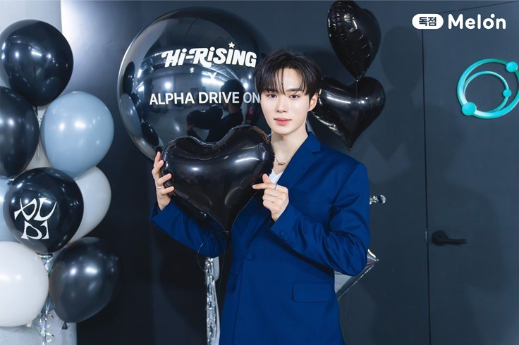 Behind-the-scenes cut of Kim Junseo (ALPHA DRIVE ONE)