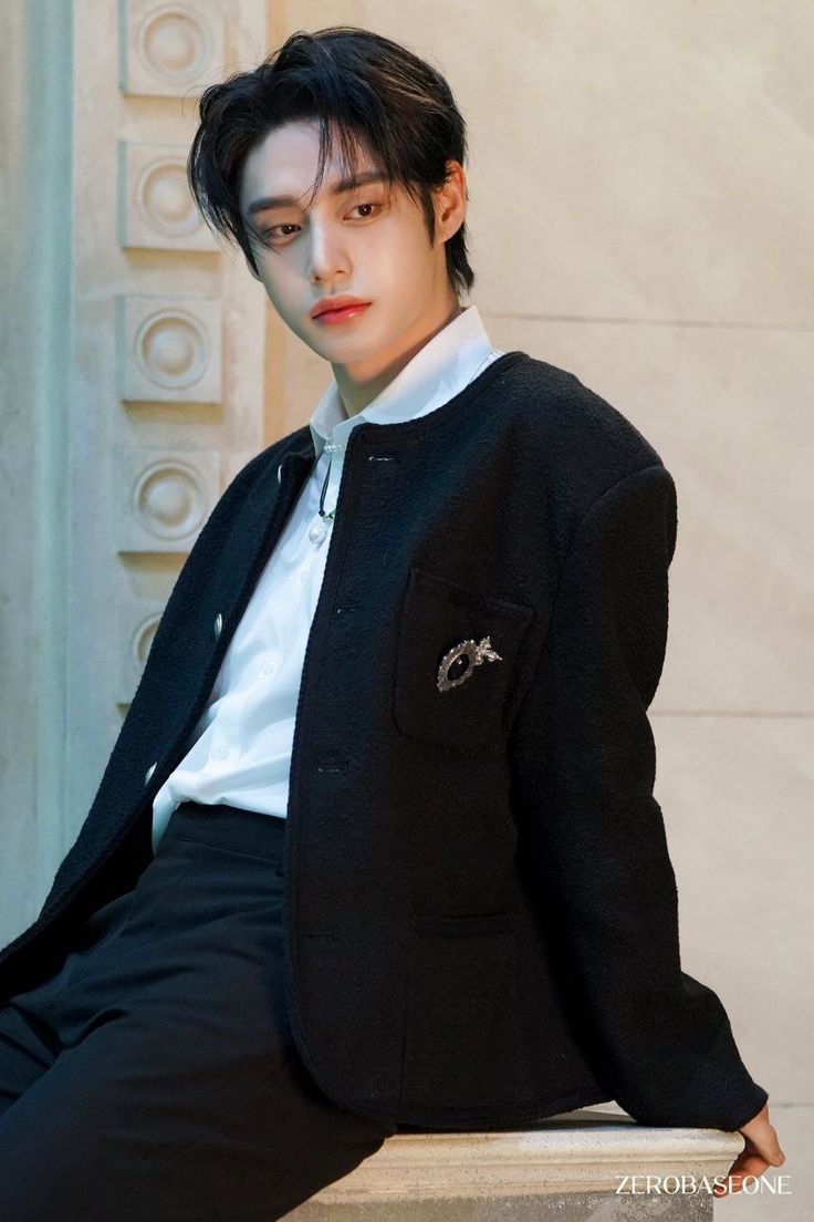 Behind-the-scenes cut of Kim Jiwoong (ZEROBASEONE)