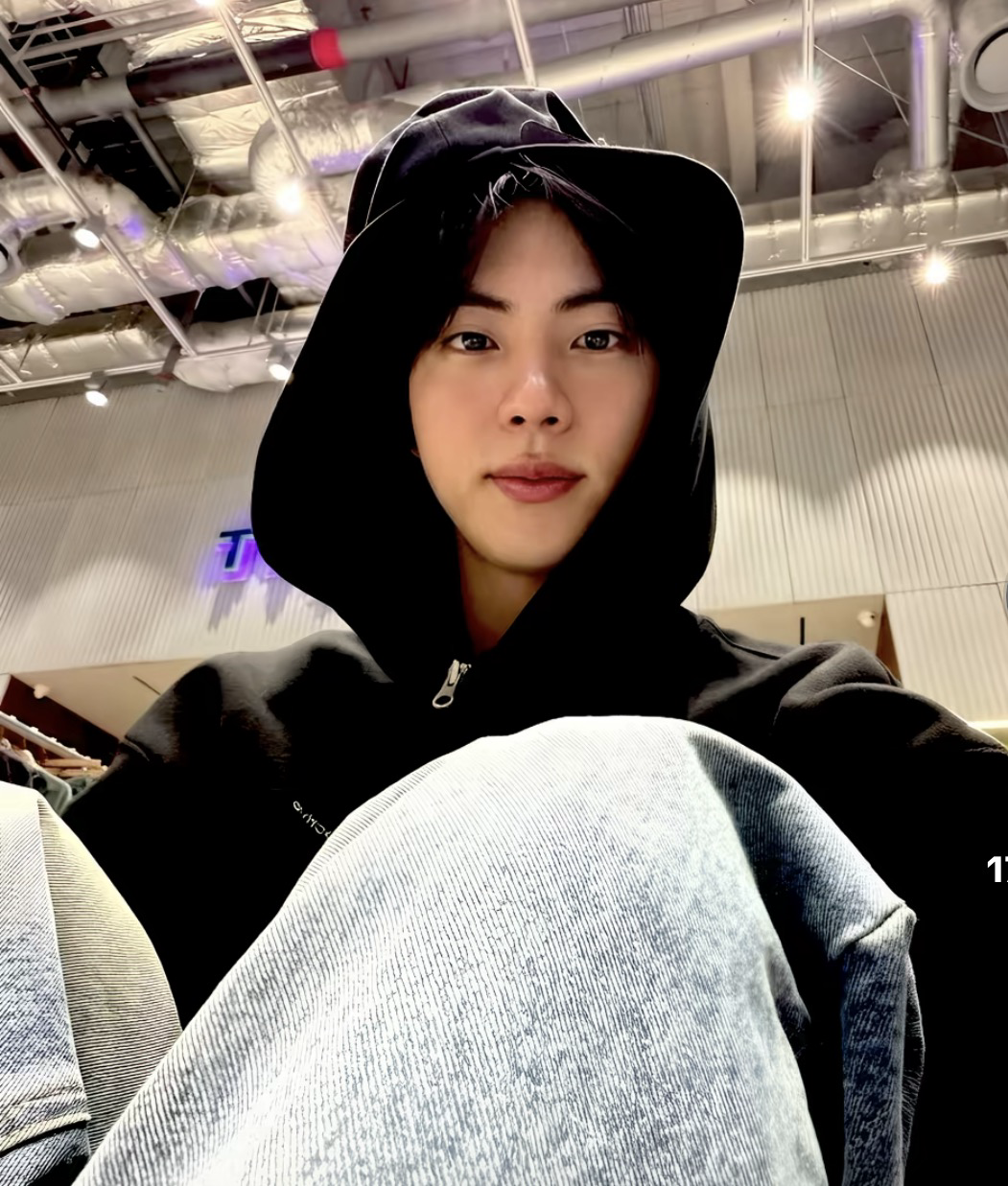 Foto terbaru Jin (BTS)