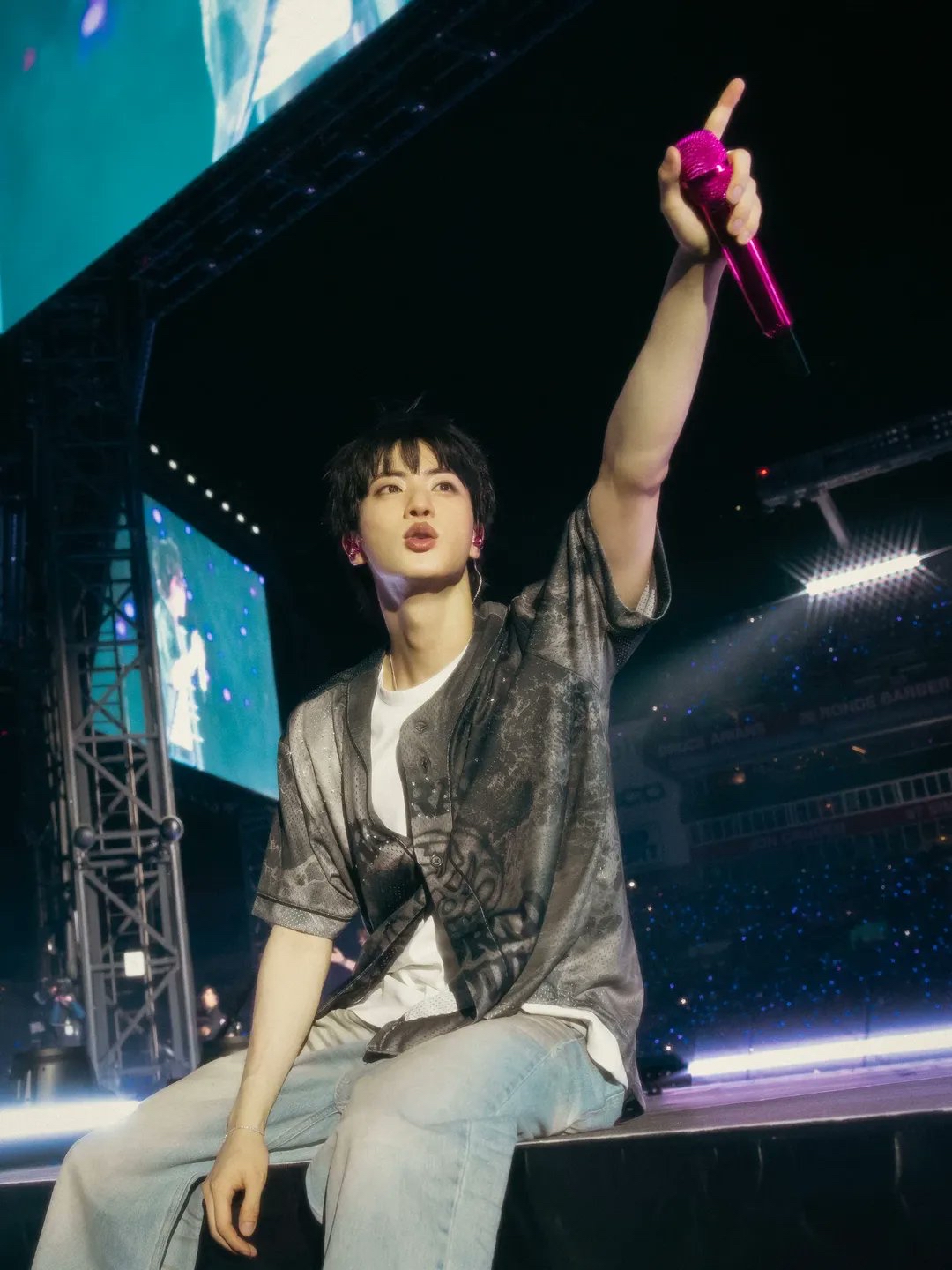 Foto aktivitas terbaru Jin (BTS)