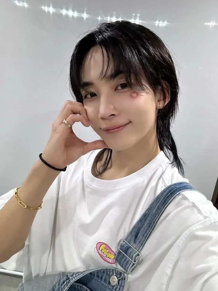 A moment captured by Jeonghan (SEVENTEEN)'s fan