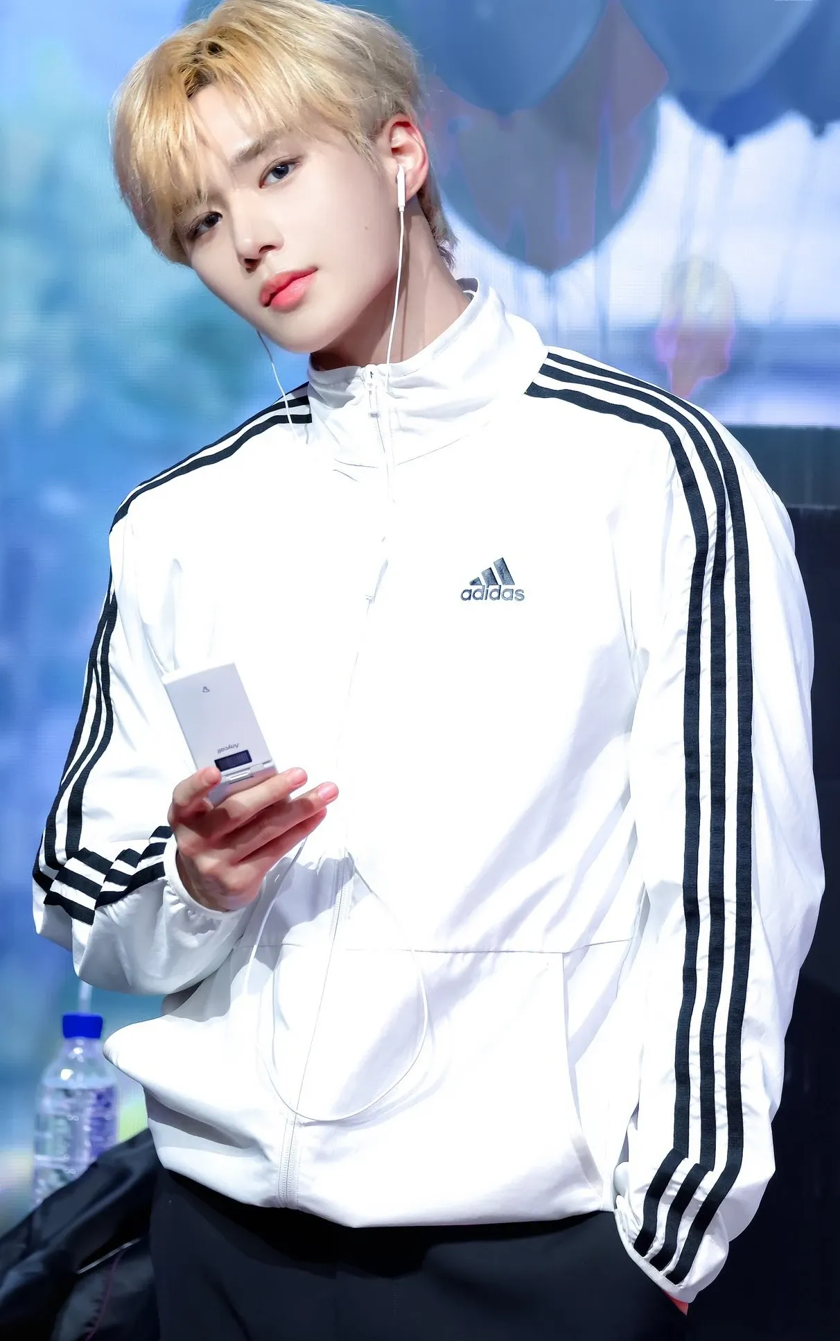 Behind-the-scenes cut of Kim Junseo (ALPHA DRIVE ONE)