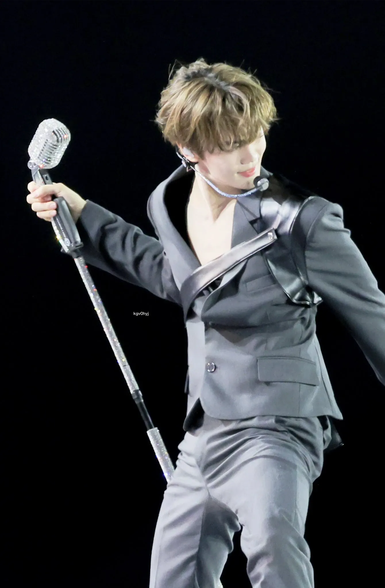 Behind-the-scenes cut of Kim Gyuvin