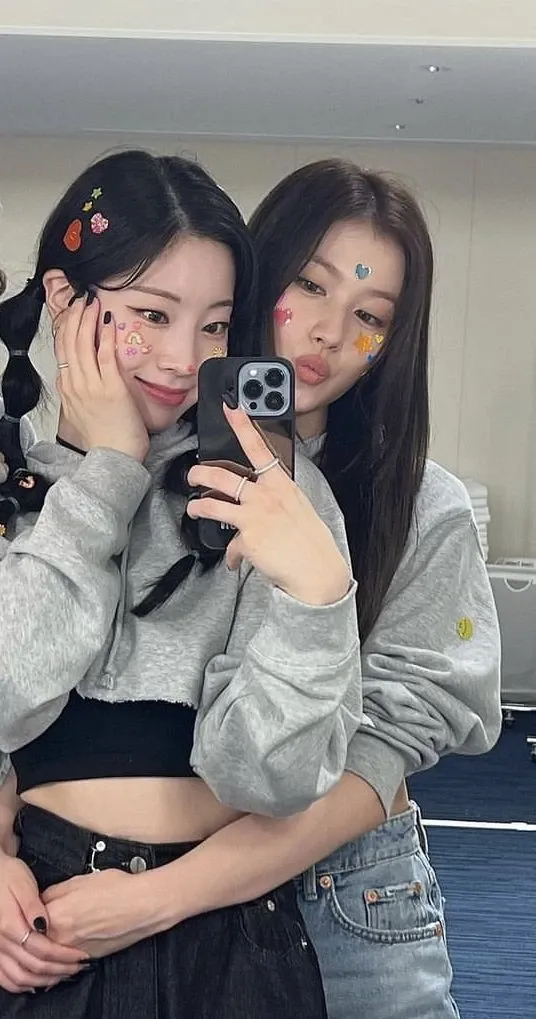 Foto aktivitas terbaru Sana (TWICE)