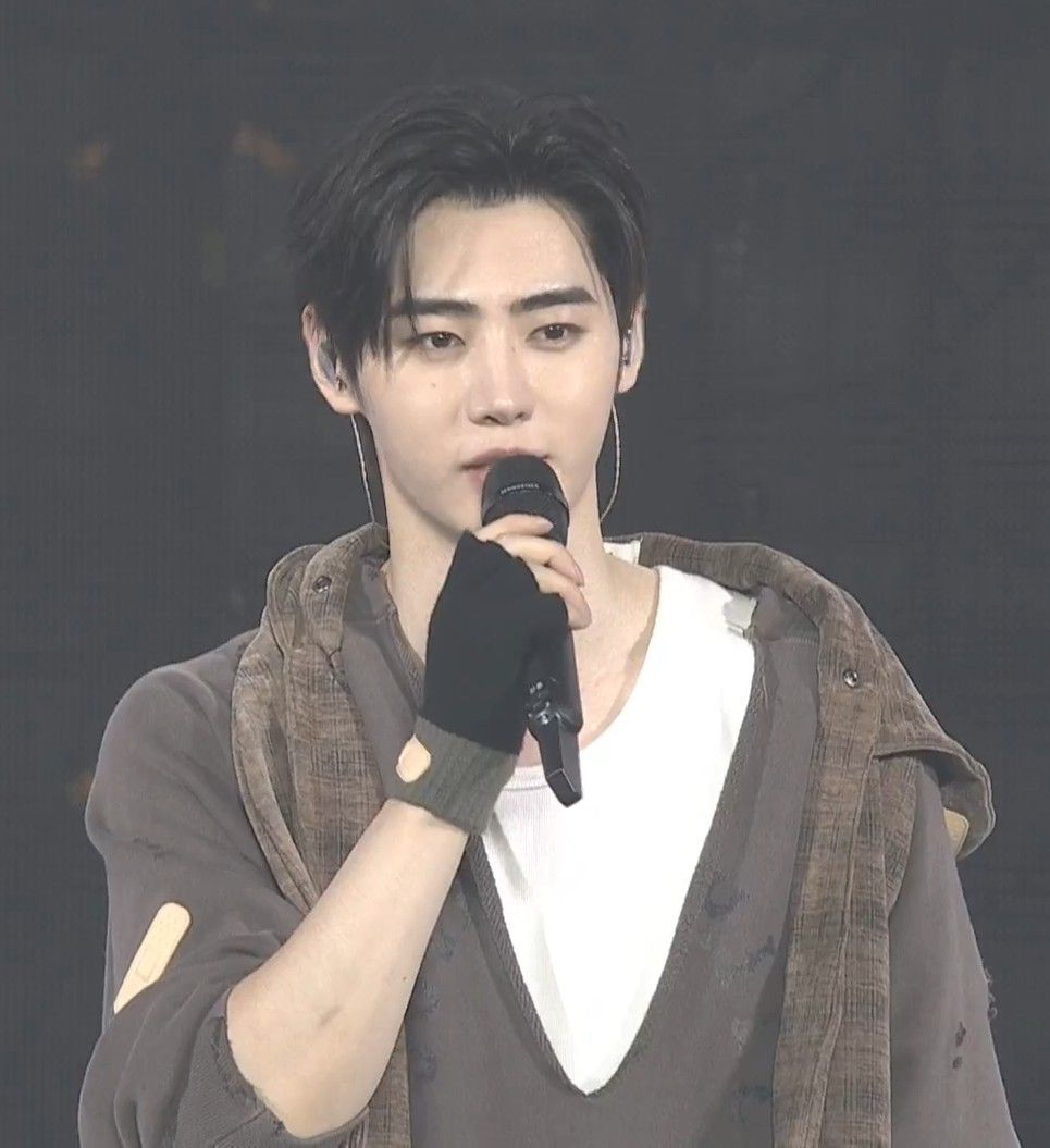 A moment captured by Sunghoon (ENHYPEN)'s fan