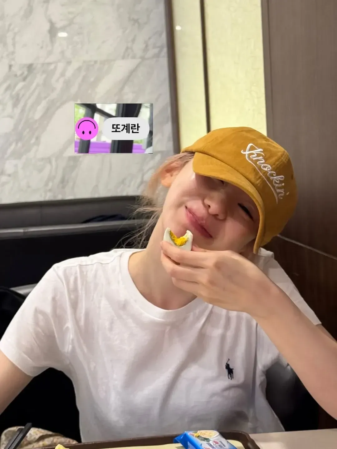 A moment captured by Lee Chaeyeon's fan