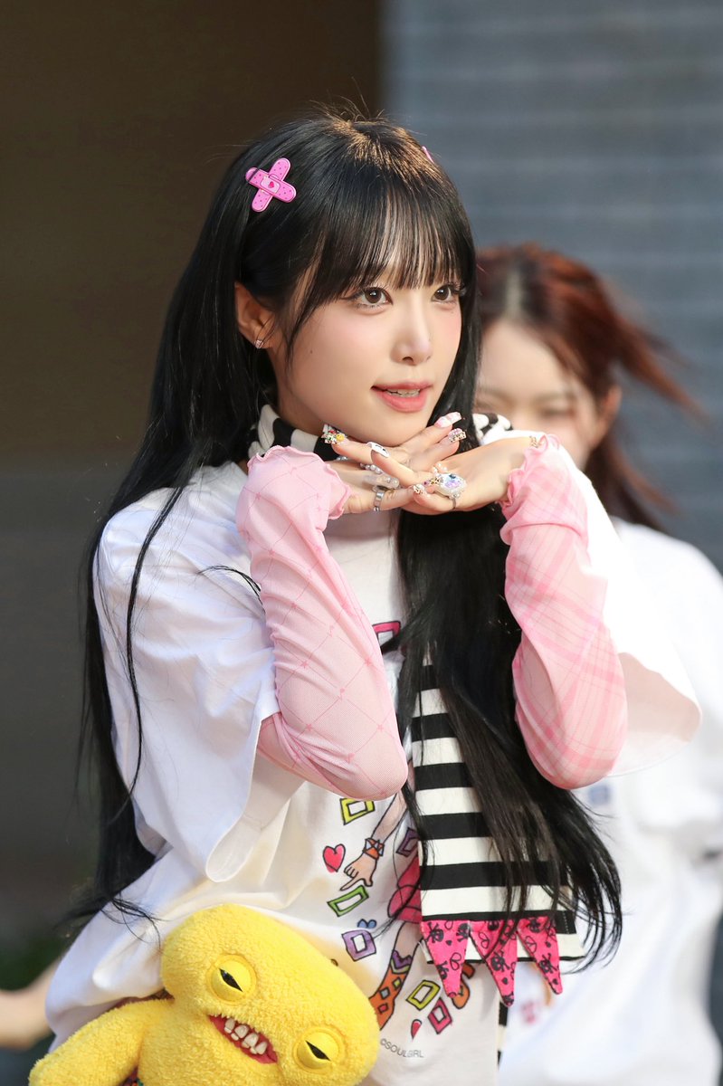 Behind-the-scenes cut of Choi Yena