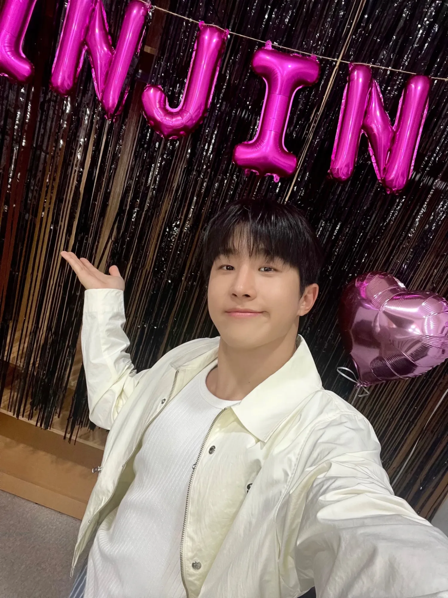 Behind-the-scenes cut of Jinjin (ASTRO)