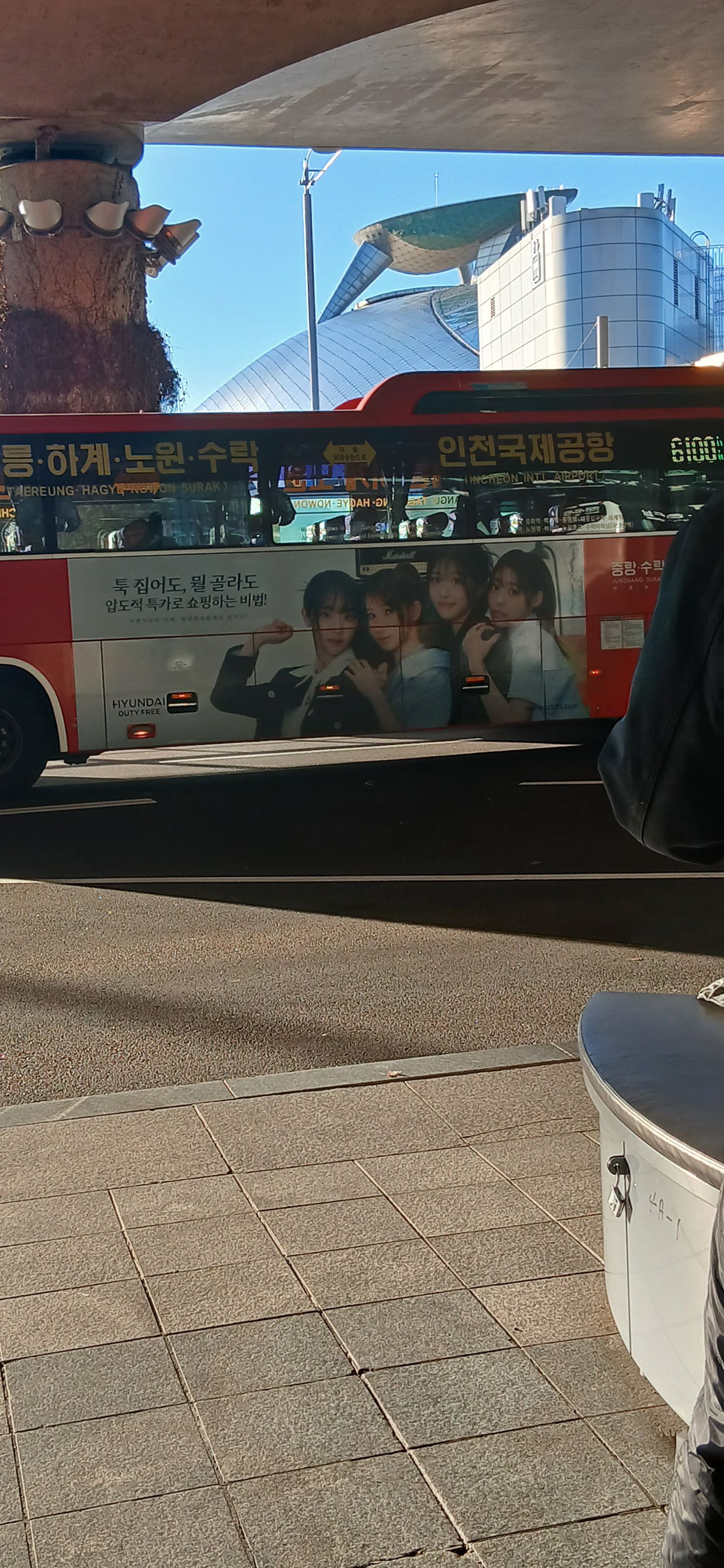 Behind-the-scenes cut of QWER