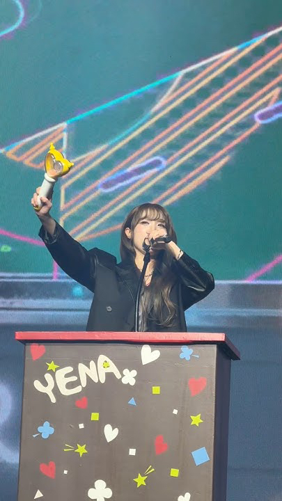 A moment captured by Choi Yena's fan