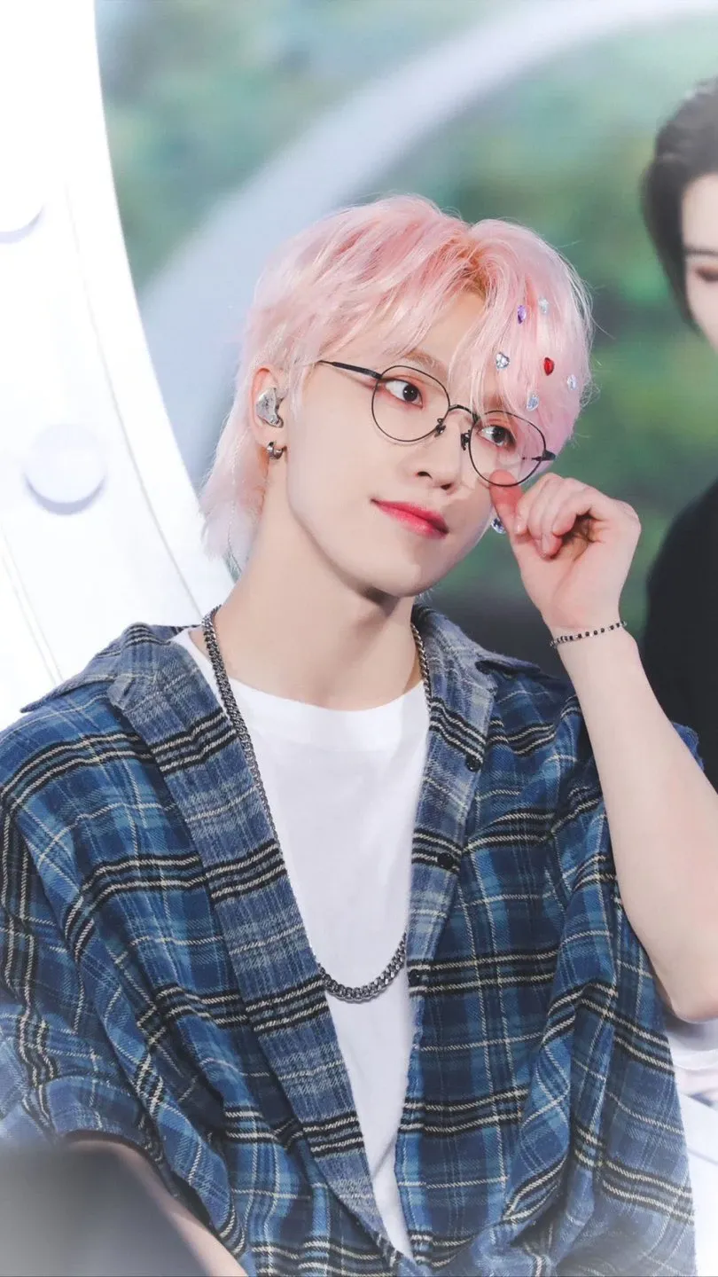 Behind-the-scenes cut of Dino (SEVENTEEN)