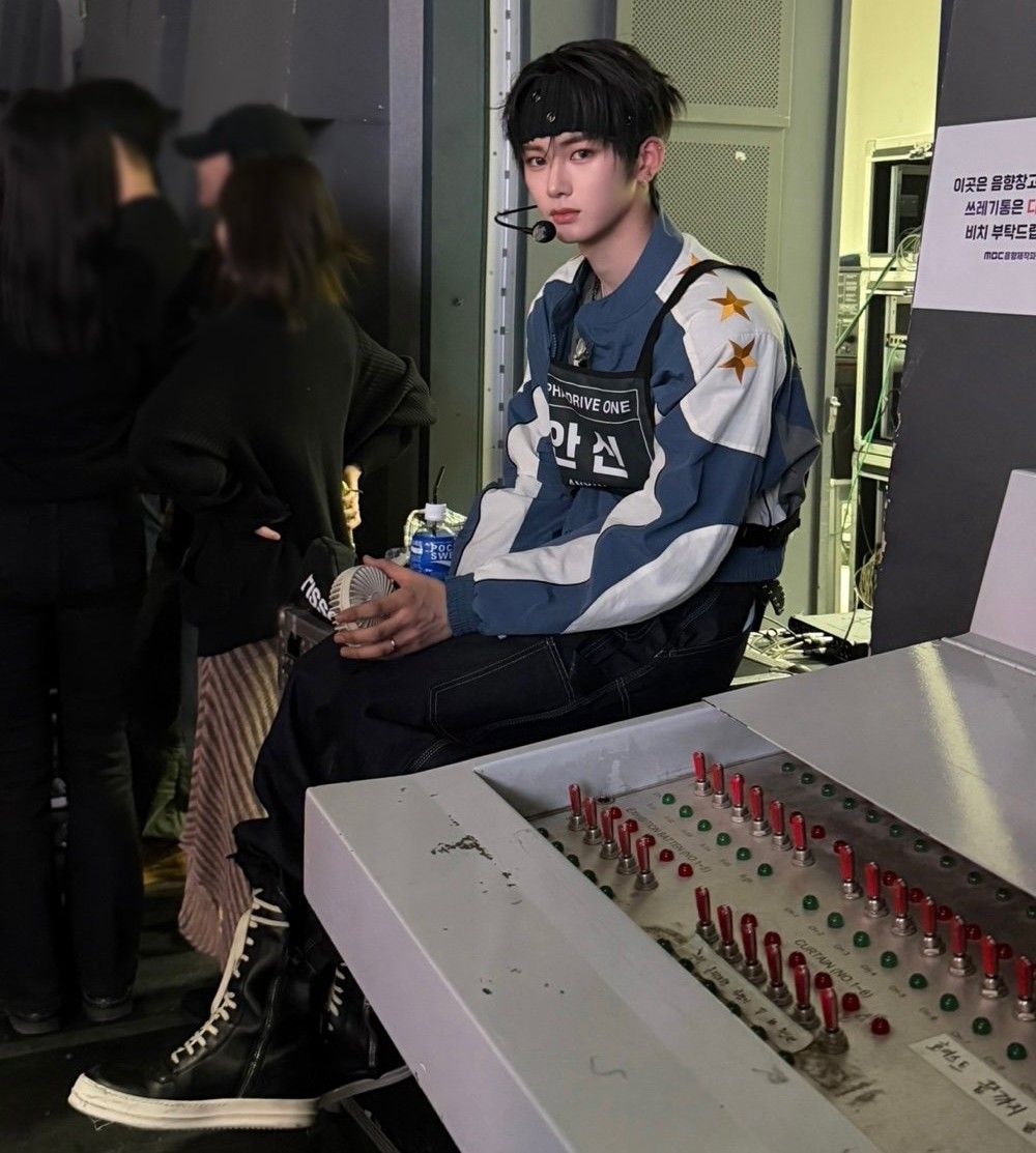 A moment captured by Zhou Anxin (ALPHA DRIVE ONE)'s fan