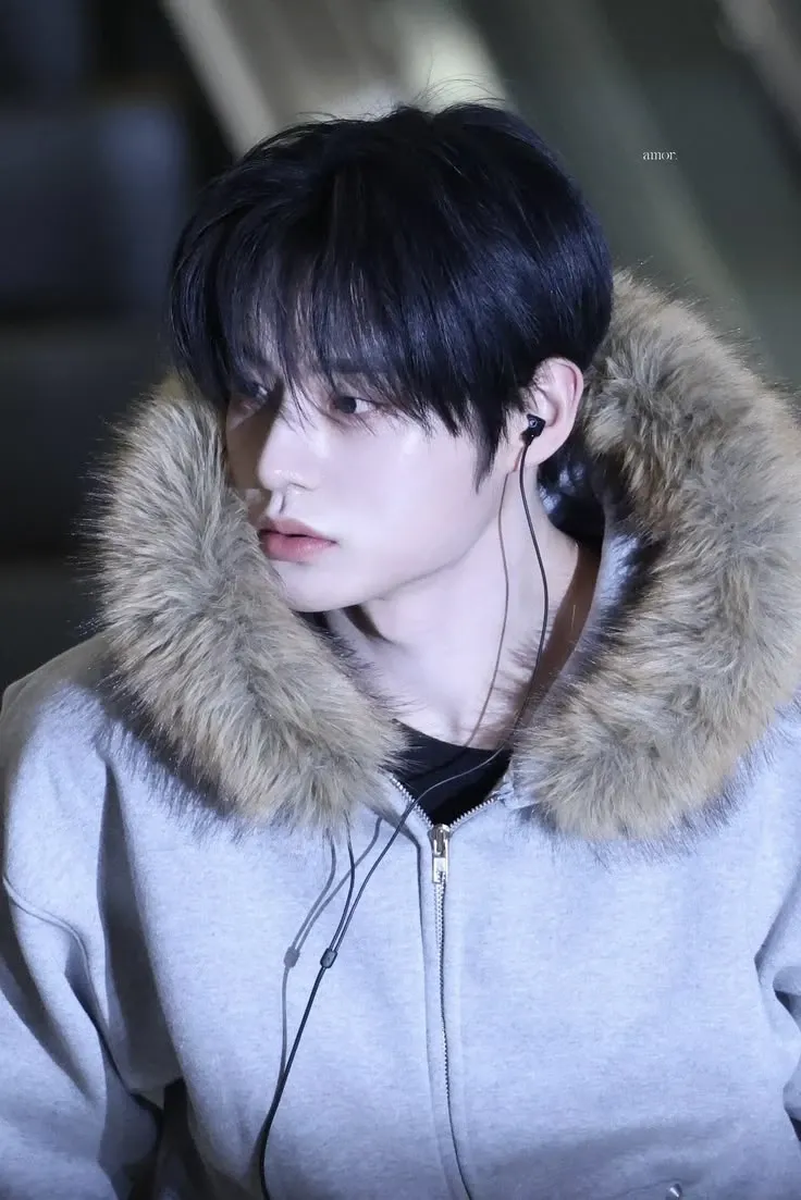 Behind-the-scenes cut of Kim Jiwoong (ZEROBASEONE)