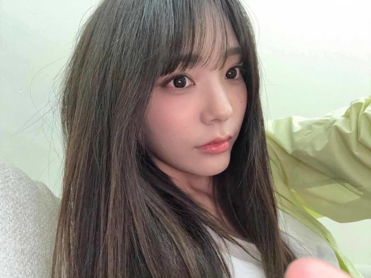 Recent activity shot of Siyeon (QWER)