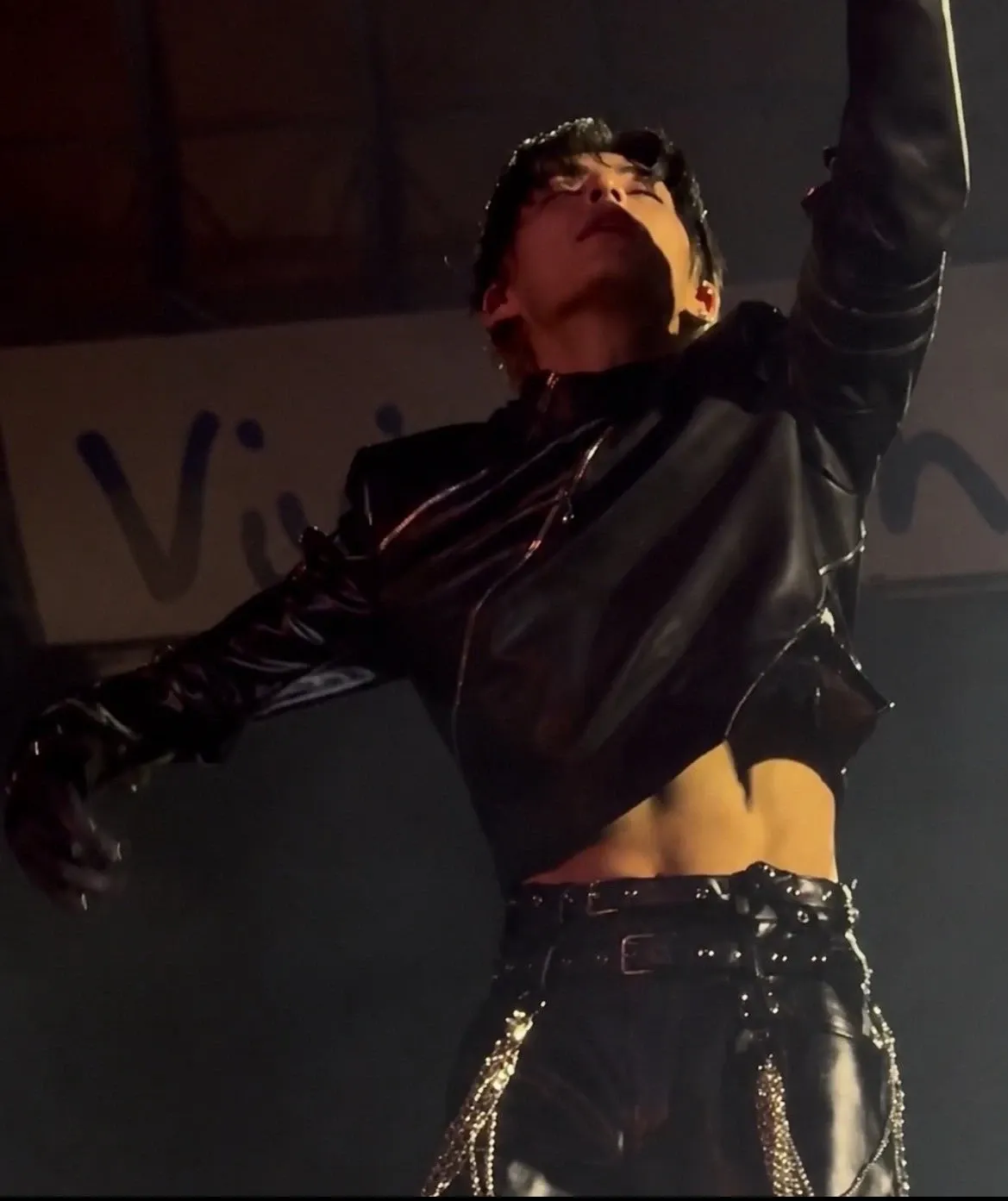 Behind-the-scenes cut of V (BTS)