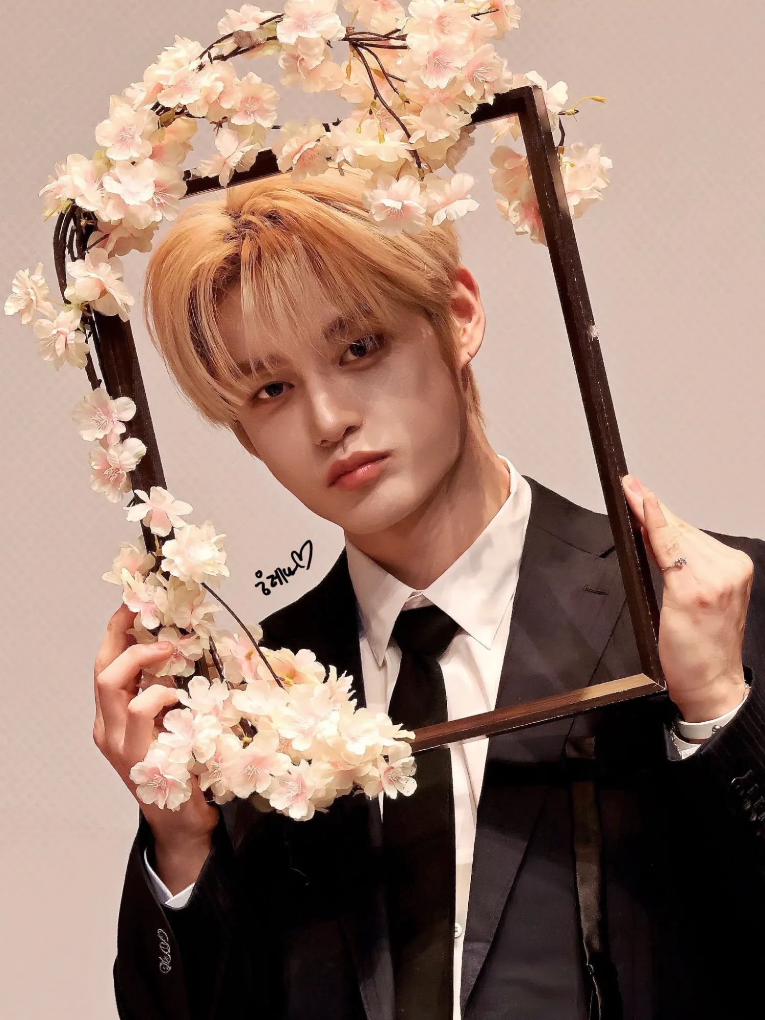 Behind-the-scenes cut of Kim Jiwoong (ZEROBASEONE)