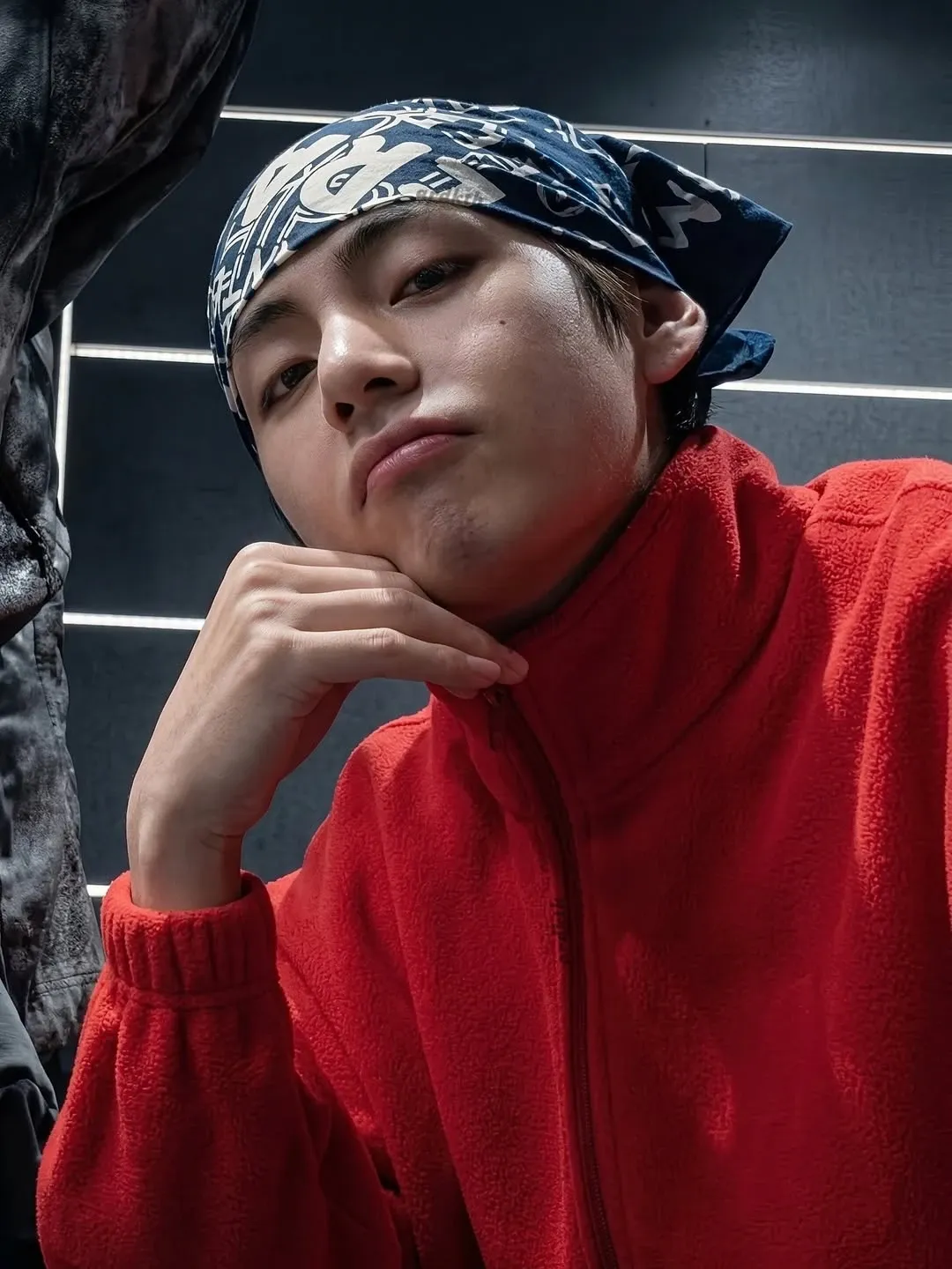 V (BTS)の舞台裏ショット