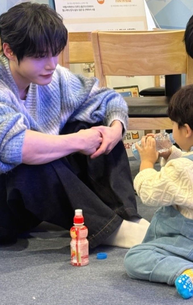 Foto terbaru Kim Jiwoong (ZEROBASEONE)