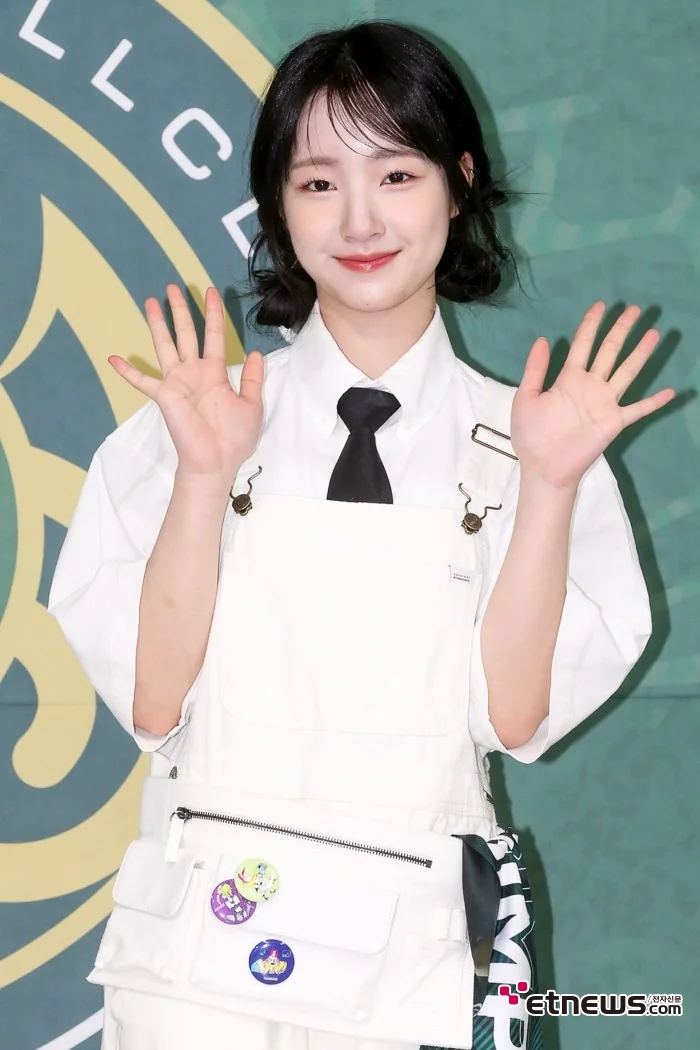 Recent activity shot of Yunha (UNIS)