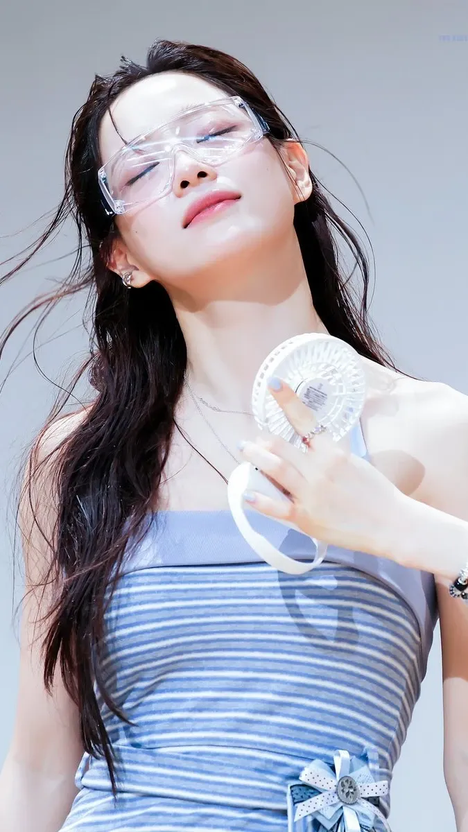 Behind-the-scenes cut of Sejeong (I.O.I)