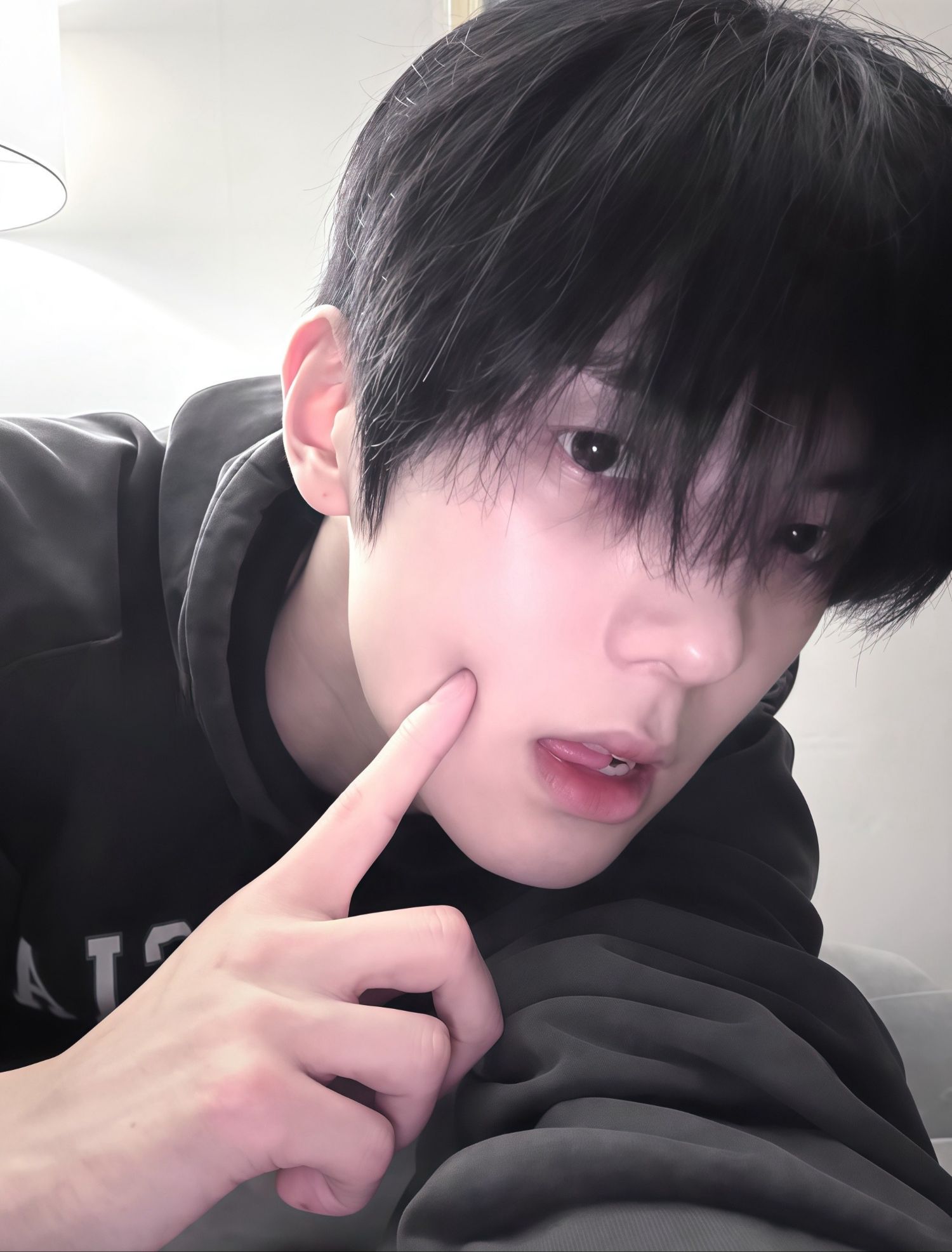 Behind-the-scenes cut of Leejeong (WHIB)