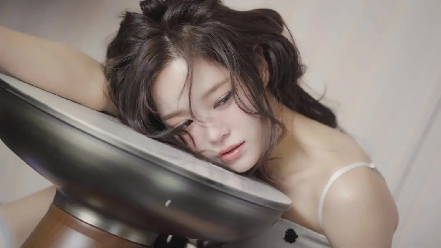 Behind-the-scenes cut of Sejeong (I.O.I)