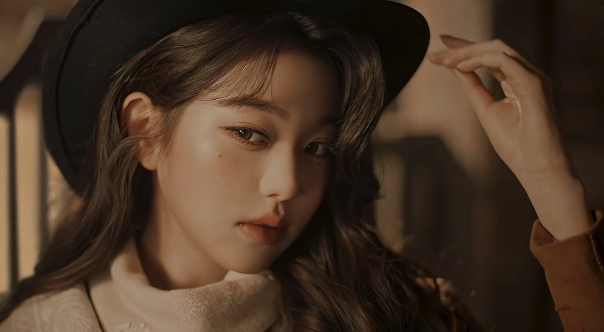 Behind-the-scenes cut of Jang Wonyoung (IVE)