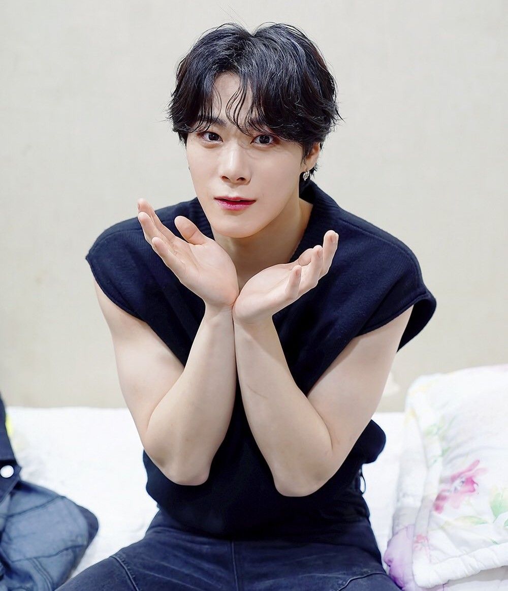 Behind-the-scenes cut of Moonbin (ASTRO)