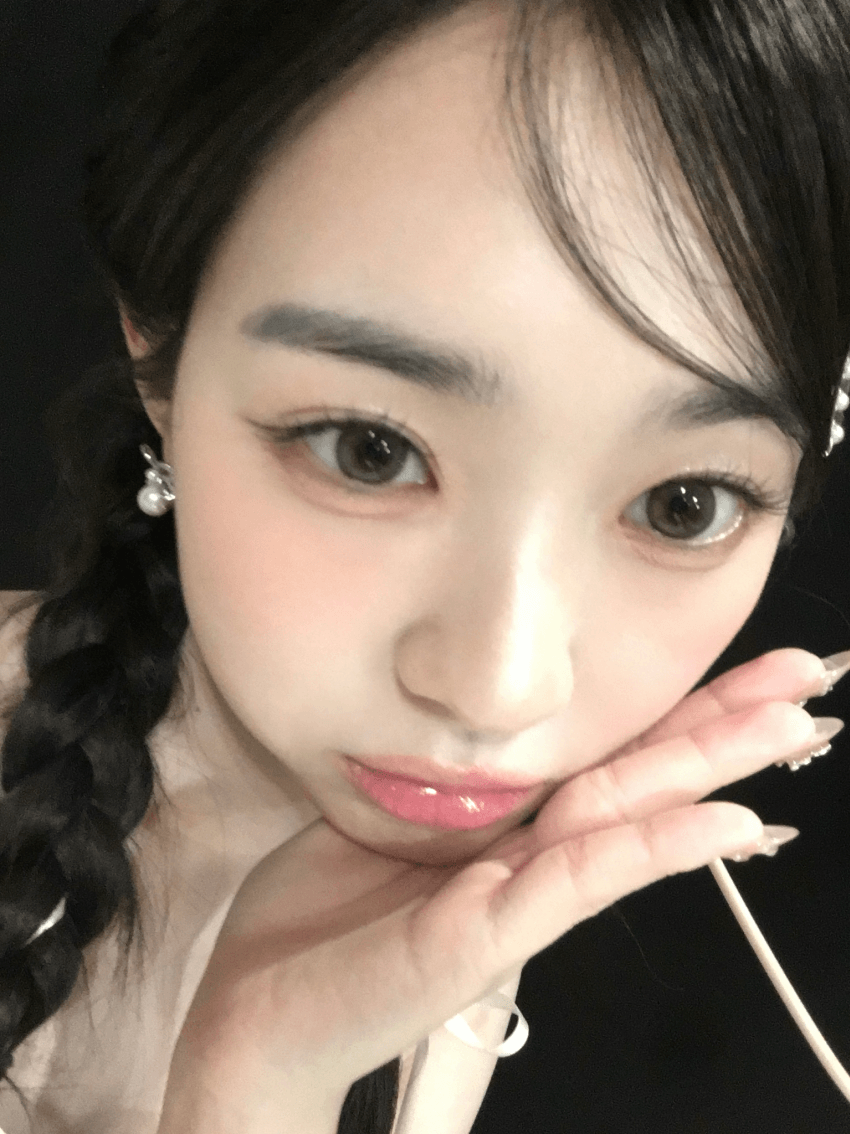 Behind-the-scenes cut of tripleS