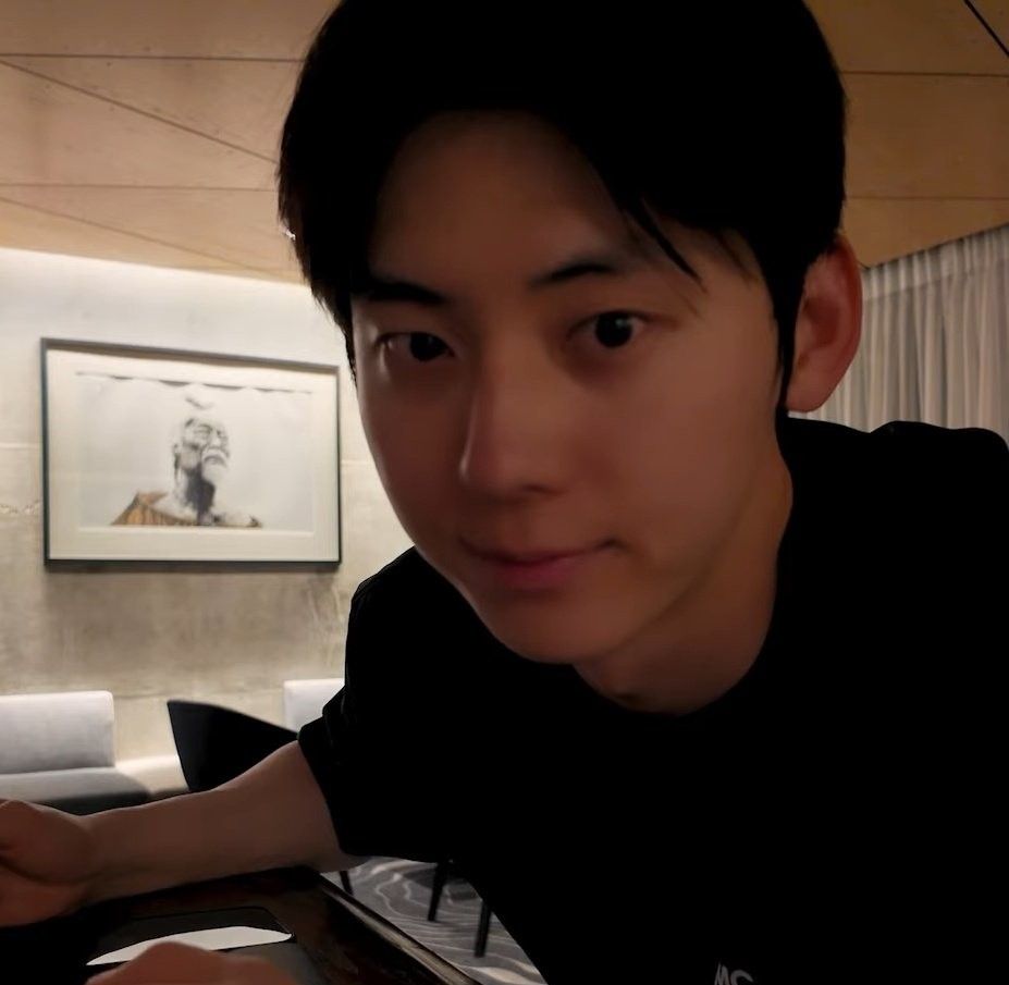 A moment captured by Hwang Minhyun's fan