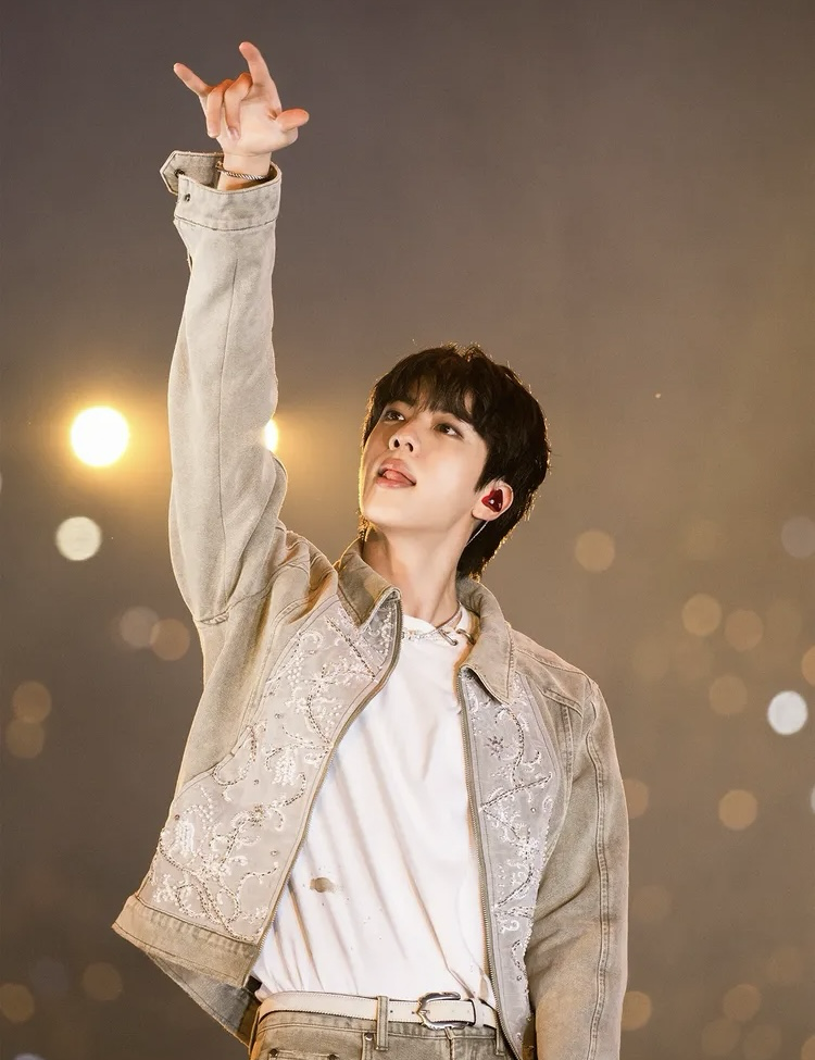 Momen yang diabadikan oleh penggemar Jin (BTS)