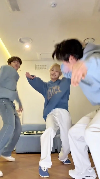 The most beloved wallpaper among JL (AHOF)'s fans