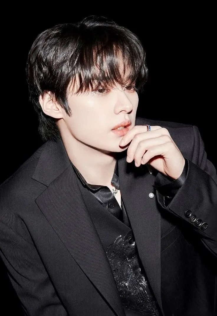 Latest photo of Lee Know (Stray Kids)