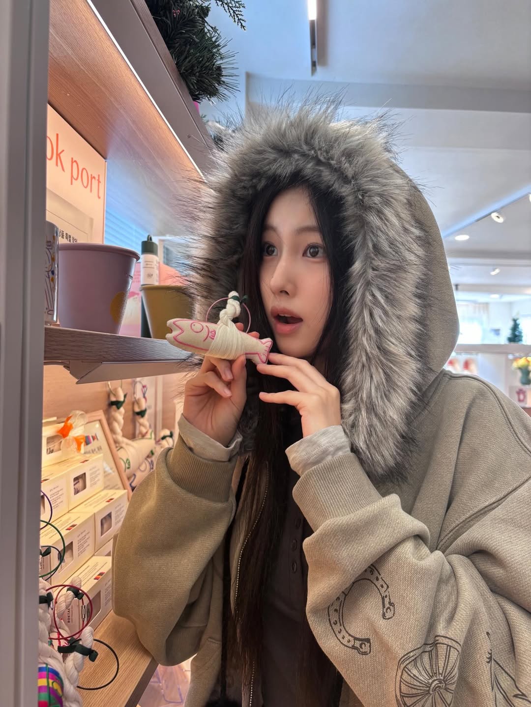 A moment captured by Kang Hyewon's fan