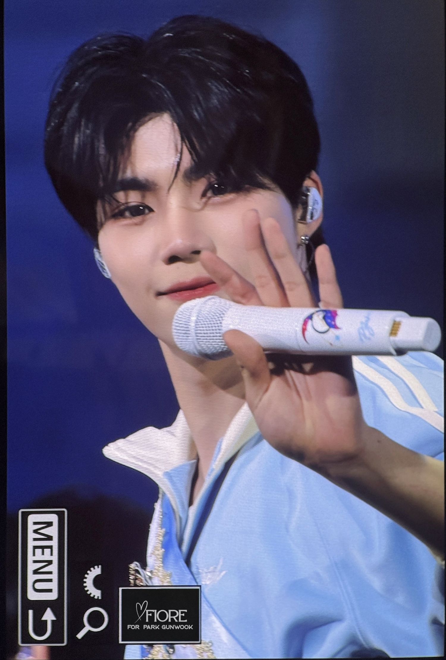 A moment captured by Park Gunwook (ZEROBASEONE)'s fan