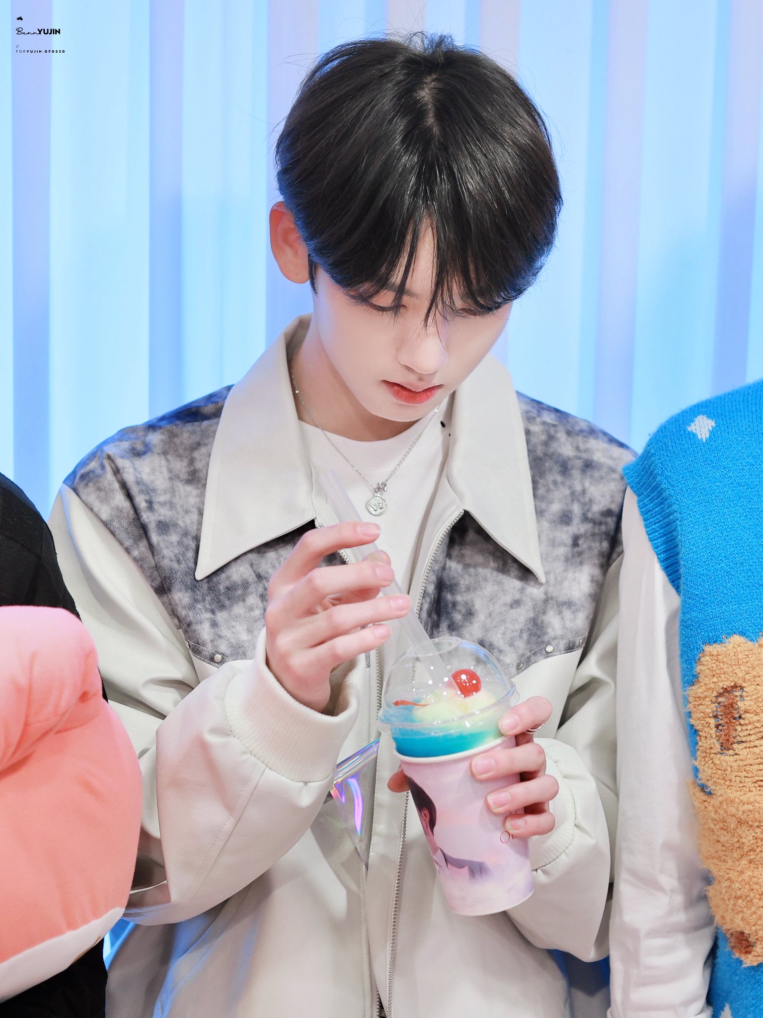 Behind-the-scenes cut of Han Yujin