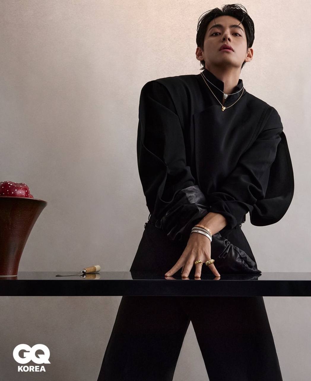 Behind-the-scenes cut of V (BTS)