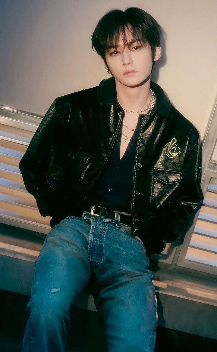 Latest photo of Lee Know (Stray Kids)