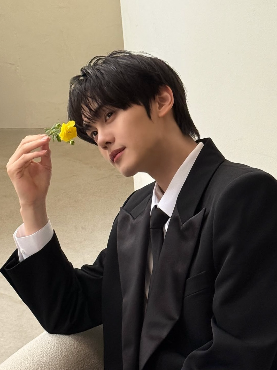 Latest photo of Kim Gyuvin (ZEROBASEONE)