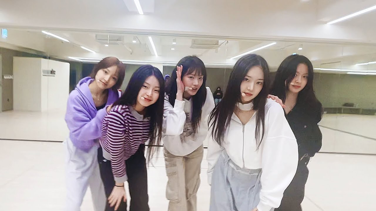 Behind-the-scenes cut of KiiiKiii