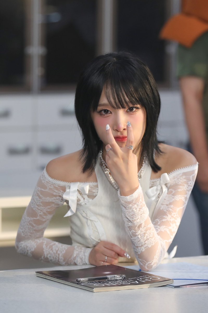 Behind-the-scenes cut of Choi Yena