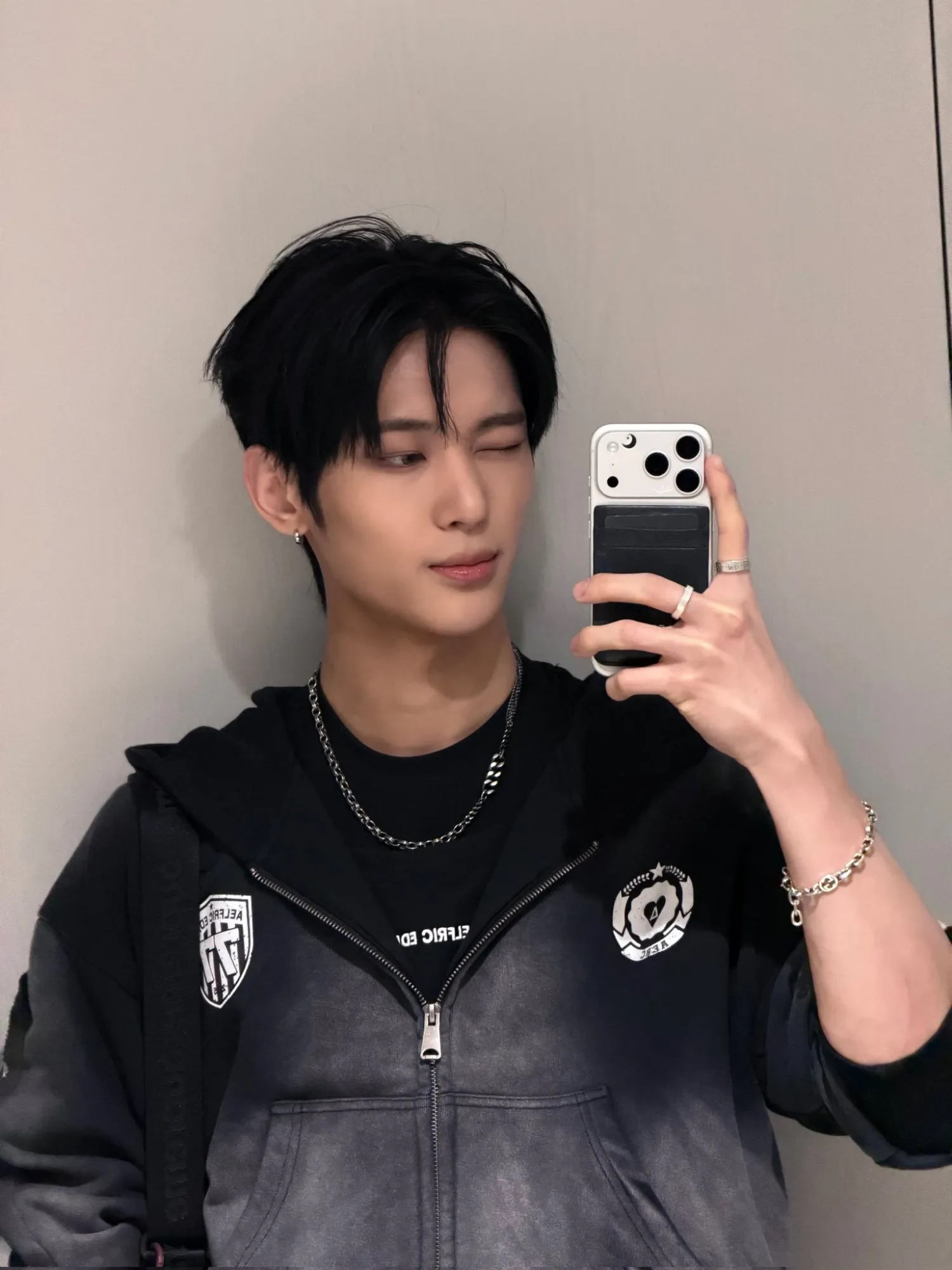 Behind-the-scenes cut of Siyun (NOWZ)