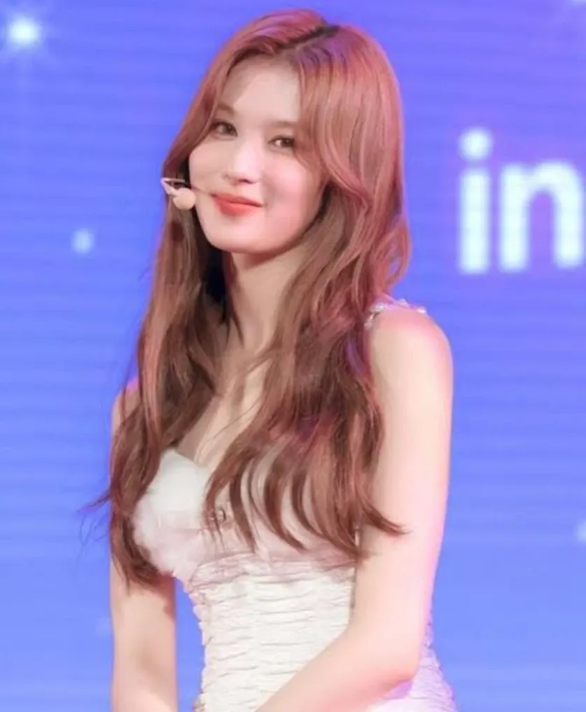 Sana (TWICE)的最新活动照片