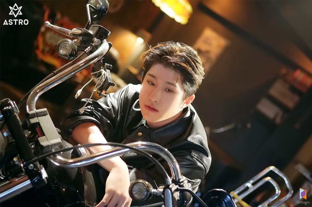 Behind-the-scenes cut of Jinjin (ASTRO)