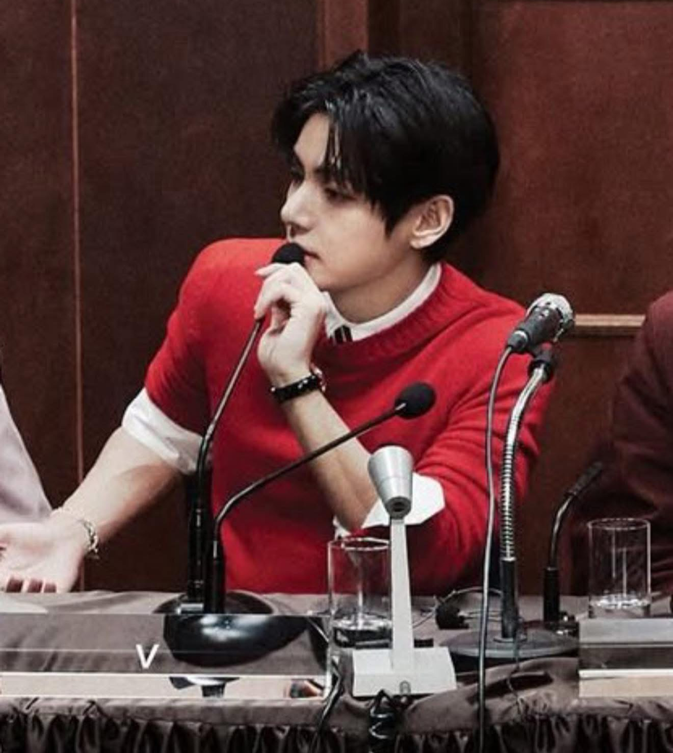 뷔 (방탄소년단)의 최신 사진