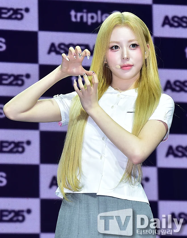 Recent activity shot of Jeong Hyerin (tripleS)