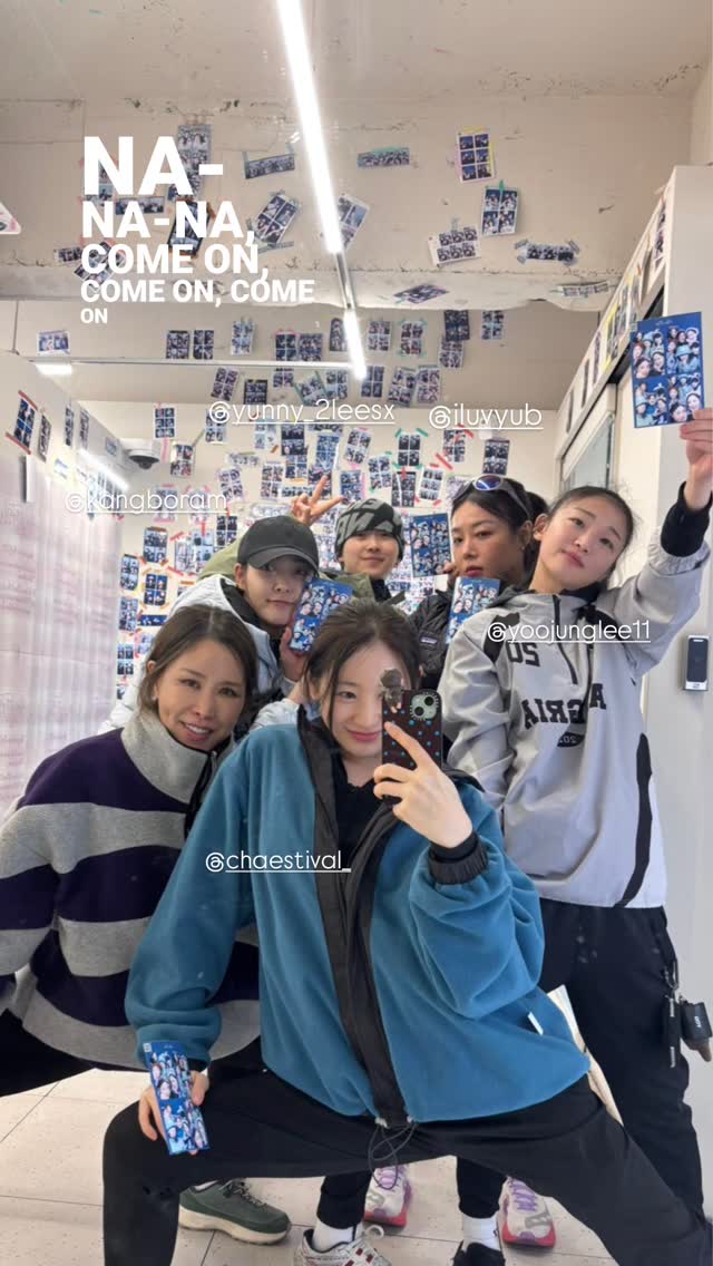 A moment captured by Lee Chaeyeon's fan