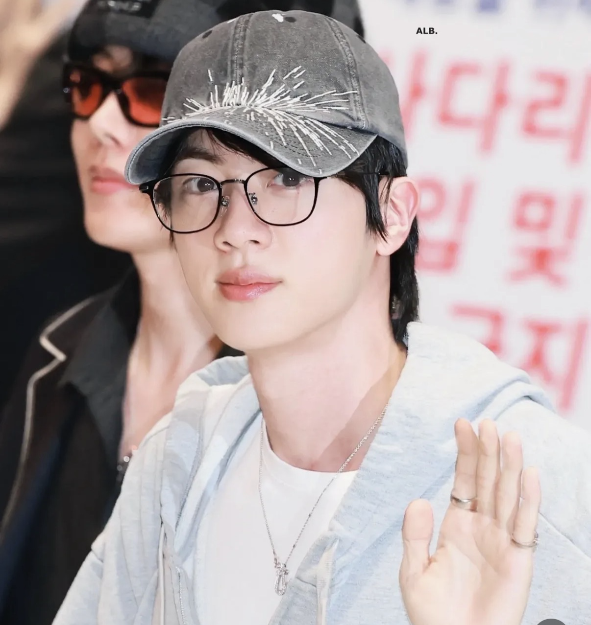 Foto aktivitas terbaru Jin (BTS)